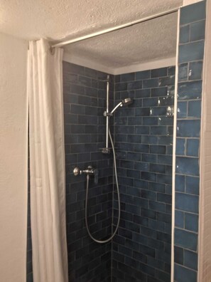 SĂšche-cheveux, serviettes fournies, savon, papier toilette