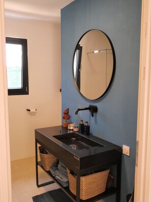 Shower, hair dryer, towels