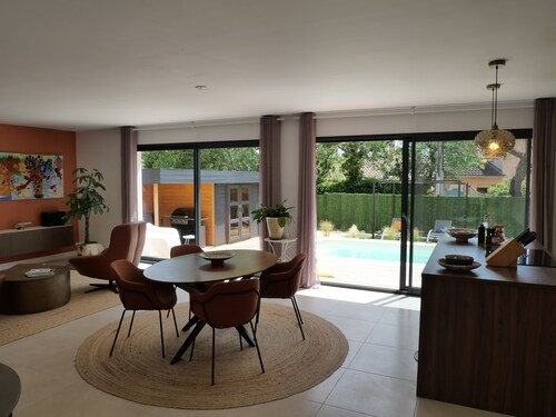 Just 10 km from Uzès, modern villa with swimming pool 