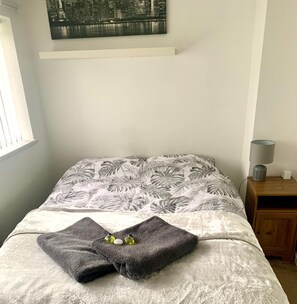 2 bedrooms, iron/ironing board, WiFi, bed sheets - Modernised home with 2 bedrooms in Cardiff  (Cardiff)