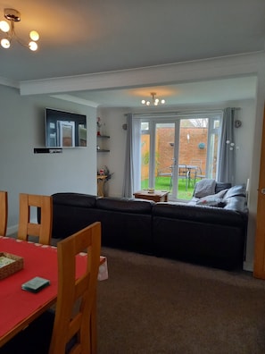 TV - Modernised home with 2 bedrooms in Cardiff  (Cardiff)