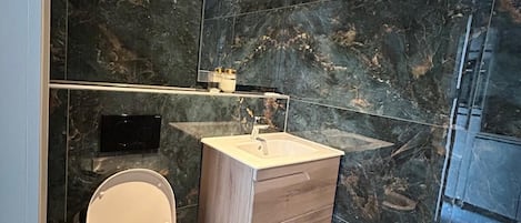 Toallas, jabón, papel de baño