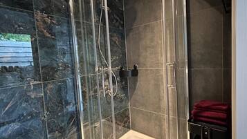 Serviettes fournies, savon, papier toilette