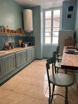 Fridge, microwave, oven, stovetop - Appartement en Plein Centre Ville aux Portes de la Médina (Tunis)
