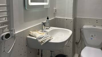 Een douche, een haardroger, handdoeken, zeep