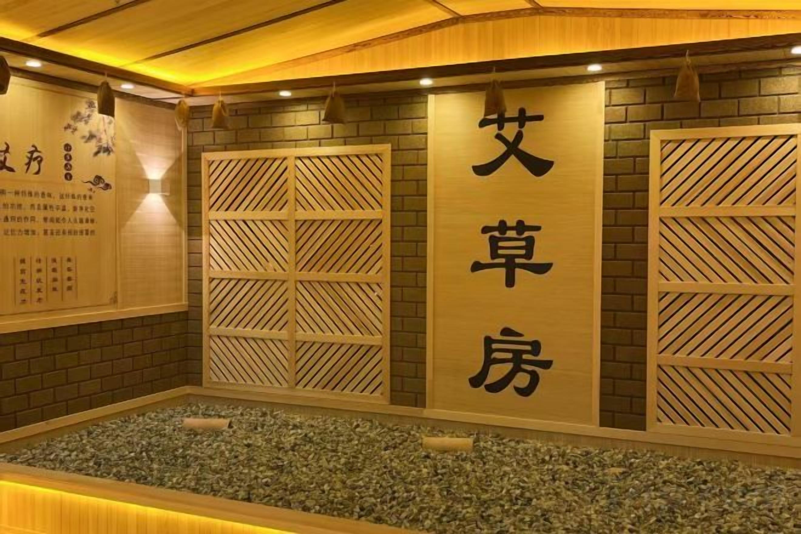 Une pièce avec une cloison en bois, une enseigne avec des caractères chinois et une petite fontaine.