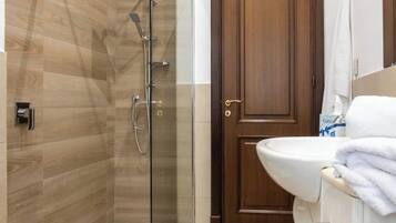 Dusche, Haartrockner, Bidet, Handtücher