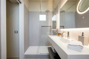 Shower, hair dryer, bidet, towels - Exclusive Roman Attic: Between Vatican, Trastevere & Piazza Navona (Roma)