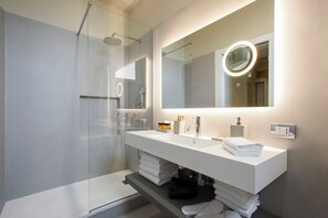 Shower, hair dryer, bidet, towels - Exclusive Roman Attic: Between Vatican, Trastevere & Piazza Navona (Roma)