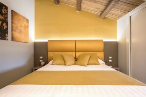 2 bedrooms, in-room safe, iron/ironing board, free WiFi - Exclusive Roman Attic: Between Vatican, Trastevere & Piazza Navona (Roma)
