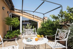 Outdoor dining - Exclusive Roman Attic: Between Vatican, Trastevere & Piazza Navona (Roma)