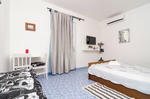 Apartment (One-Bedroom Apartment with Terrace an)