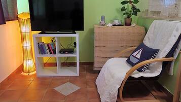 Apartment (Comfort One-Bedroom Apartment with Te) | Living room | 32-inch flat-screen TV with cable channels