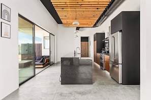 Fridge, microwave, oven, stovetop - Desert Lumina By The Cohost Company (Joshua Tree)