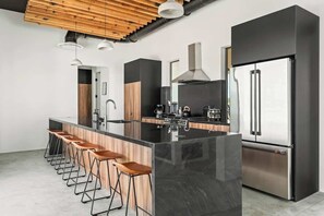 冰箱、微波炉、烤箱、炉灶