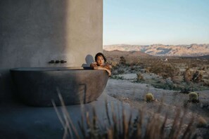 Outdoor spa tub - Revolve House By The Cohost Company (Yucca Valley)