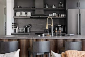 Frigorifero, microonde, forno, piano cottura