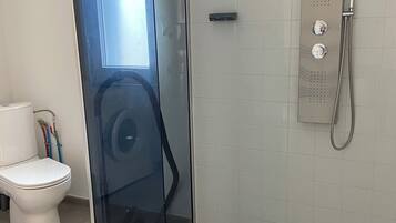 Serviettes fournies, papier toilette