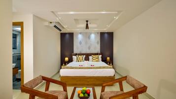 Deluxe Room | 1 bedroom, minibar, individually furnished, desk