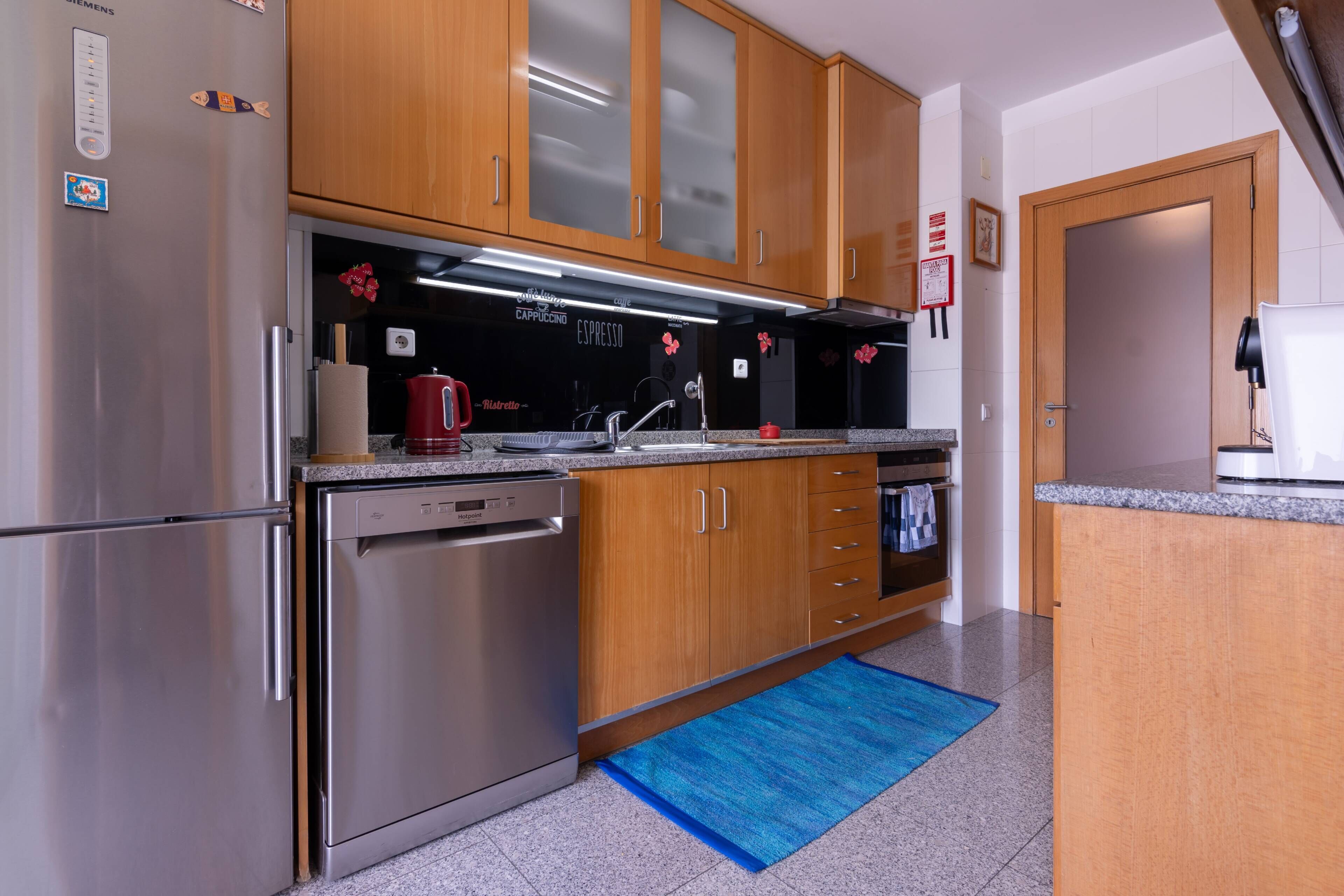 Frigorífico, microondas, horno y placa de cocina
