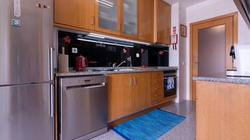 Frigorífico, microondas, horno y placa de cocina