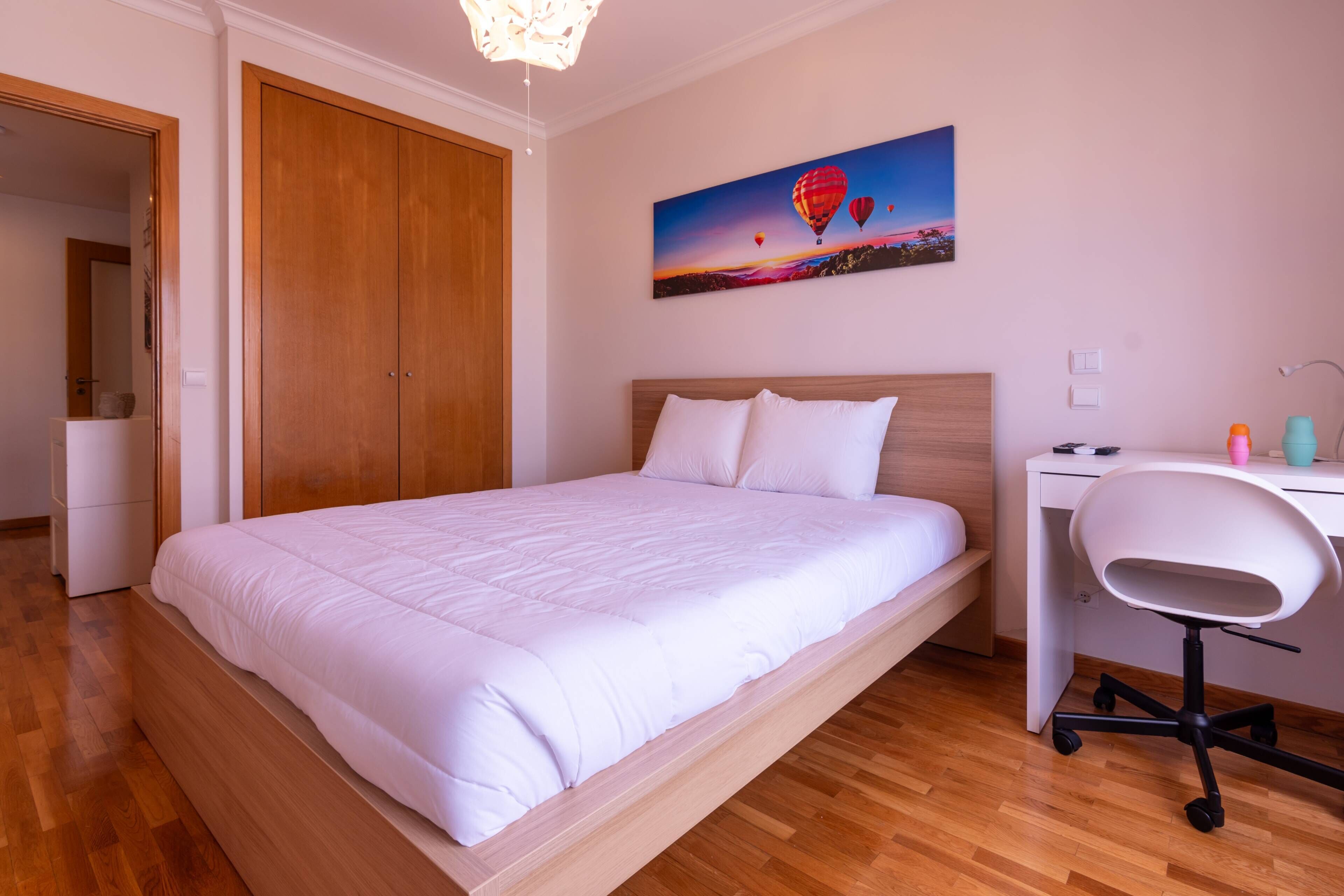 2 Schlafzimmer, Schreibtisch, Bügeleisen/Bügelbrett, Reisekinderbett