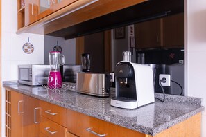 冷蔵庫、電子レンジ、オーブン、コンロ