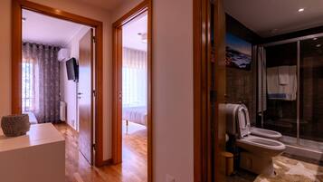 2 bedrooms, desk, iron/ironing board, travel crib