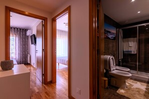 2 bedrooms, desk, iron/ironing board, travel crib - OceanBreeze Matosinhos - EcoHost (Matosinhos)