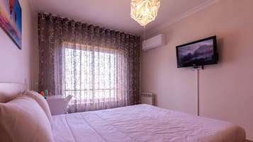 2 Schlafzimmer, Schreibtisch, Bügeleisen/Bügelbrett, Reisekinderbett