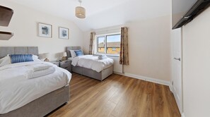 3 bedrooms, desk, iron/ironing board, free WiFi