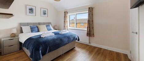 3 quartos, escrivaninha, ferros/tábuas de passar roupa