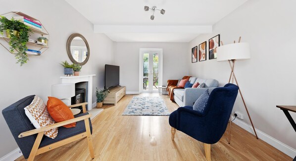 Smart TV - 3 Bed, 2 Bath, with Free Parking & Wi-Fi. Ideal for contractors and families! (Basingstoke)