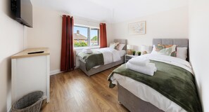 3 bedrooms, desk, iron/ironing board, free WiFi - 3 Bed, 2 Bath, with Free Parking & Wi-Fi. Ideal for contractors and families! (Basingstoke)