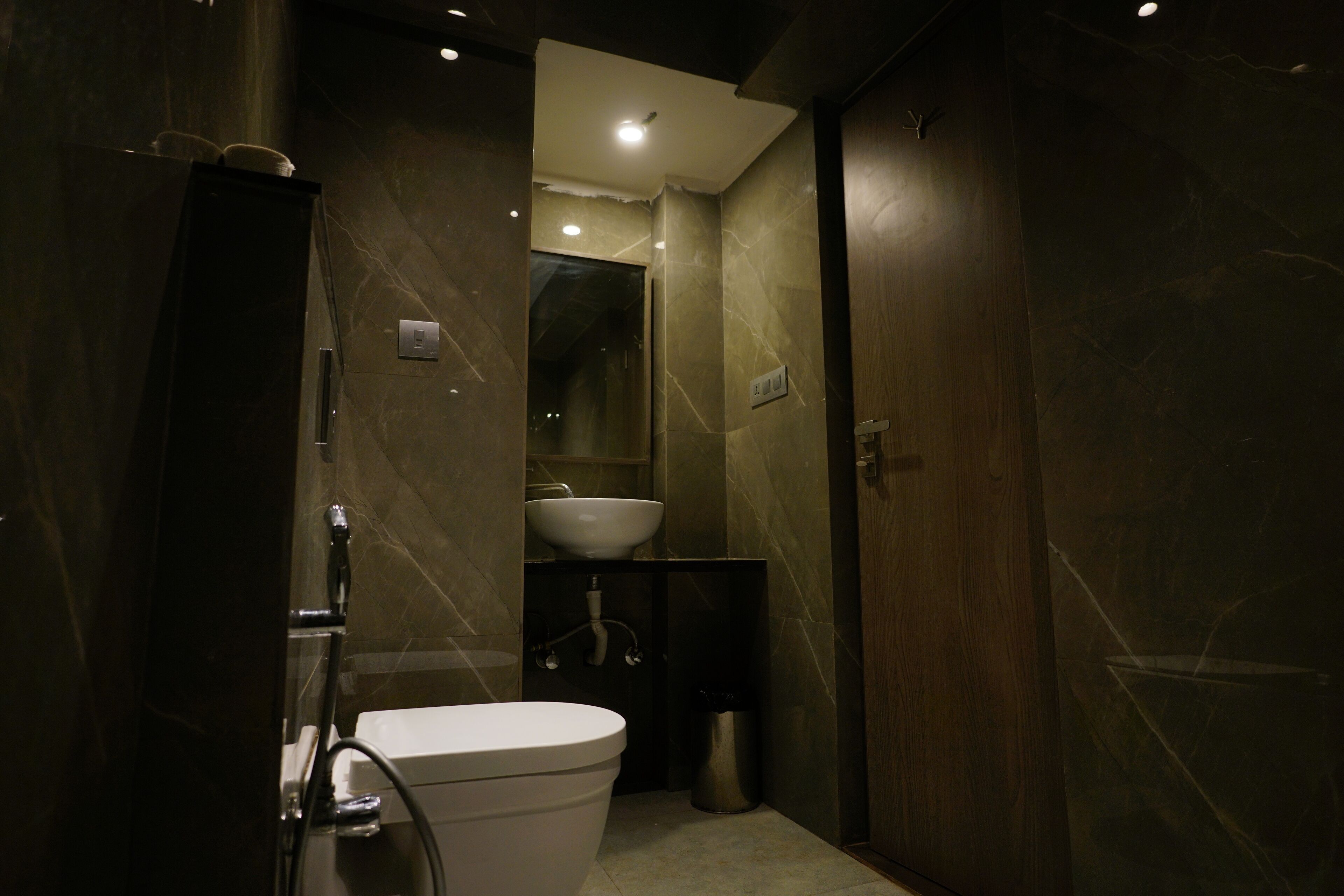 Une salle de bain moderne équipée de toilettes, d’un lavabo et d’une douche.