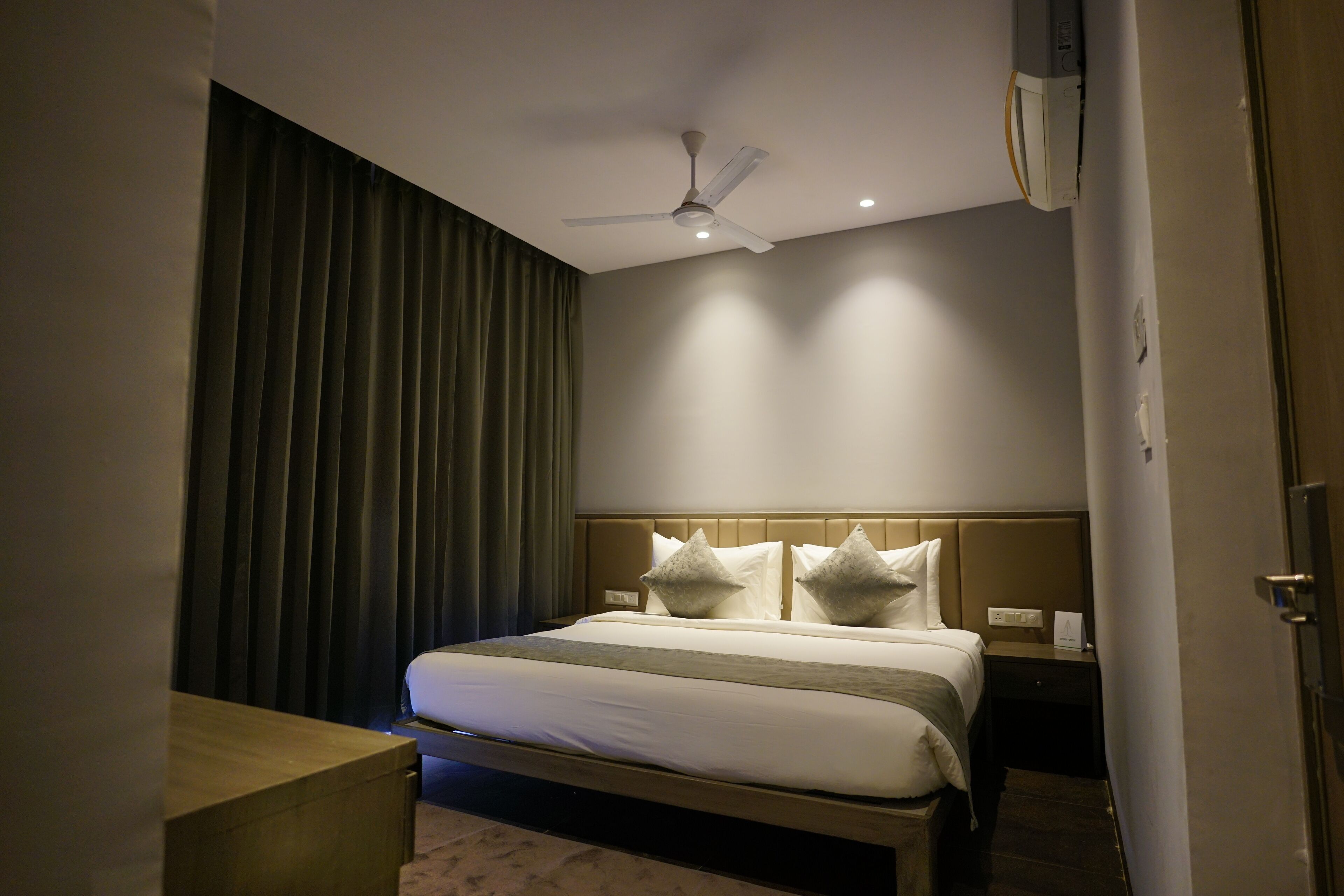 Premium kamer | Een kluis op de kamer, een bureau, een laptopwerkplek