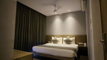 Premium kamer | Een kluis op de kamer, een bureau, een laptopwerkplek