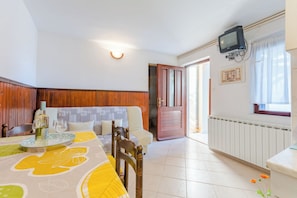 Apartment (One-Bedroom Apartment with Terrace (A) | Dining room - Apartment Dada - (Supetar)