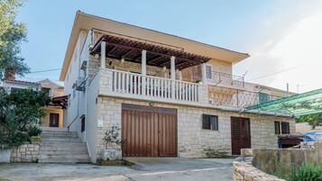 Apartment (One-Bedroom Apartment with Terrace (A) | Exterior