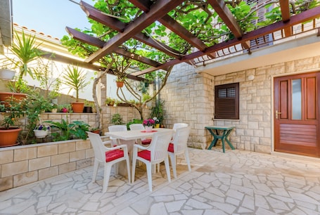 Apartamento (One-Bedroom Apartment with Terrace (A) | TerraƧo/pƔtio