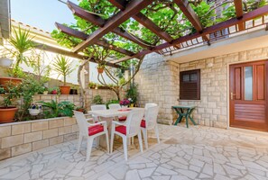 شقة (One-Bedroom Apartment with Terrace (A) | شرفة/رواق