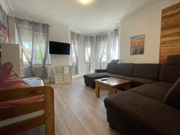 Living area - Alpen-Hostel Mittelstation Nord Buxacher Straße 23 with bikerental (Memmingen)