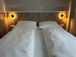 Classic Double Room | Soundproofing, iron/ironing board, free WiFi, bed sheets - Skyline Hotel (Hannover)