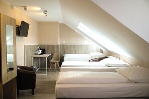 Premium bedding, desk, soundproofing, iron/ironing board - Skyline Hotel  (Hannover)