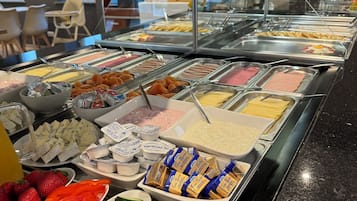 Sarapan prasmanan setiap hari (EUR 12.00 per orang)