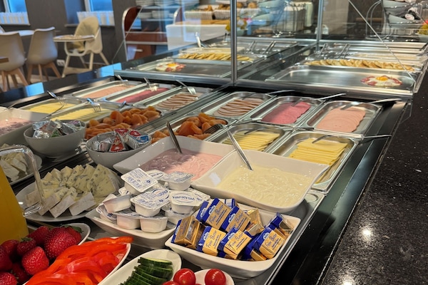 Frokostbuffé hver dag (EUR 12.00 per person)