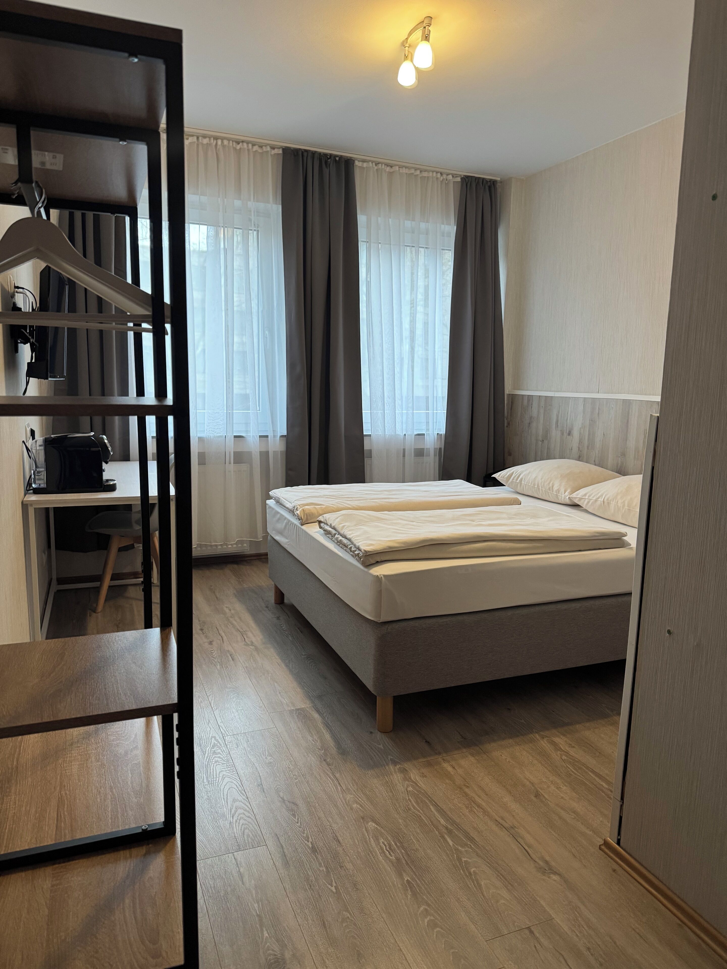 Hochwertige Bettwaren, Schreibtisch, schallisolierte Zimmer