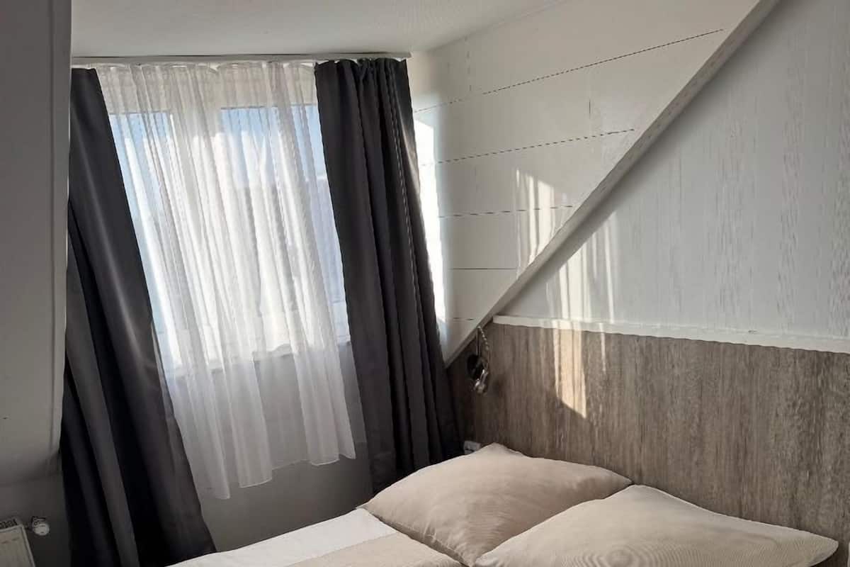 Sistema de insonorización, tabla de planchar con plancha y wifi gratis