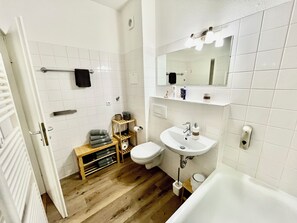 Haartrockner, Handtücher, Seife, Shampoo