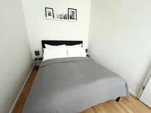 2 habitaciones, tabla de planchar con plancha y cuna de viaje 